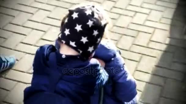 Aranyos szőke kisfiú vezetése a nővére játék szekér — Stock videók