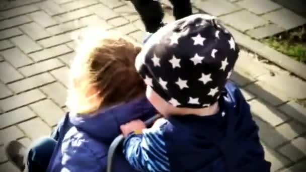Malý roztomilý blonďák jízda Hračka vozík se starší sestrou — Stock video