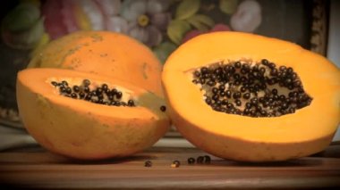 Sarı olgunlaşmış Papaya iki bölümden