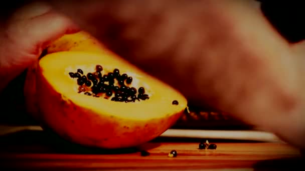 Пожилой мужчина срезал желтую спелую папайю — стоковое видео
