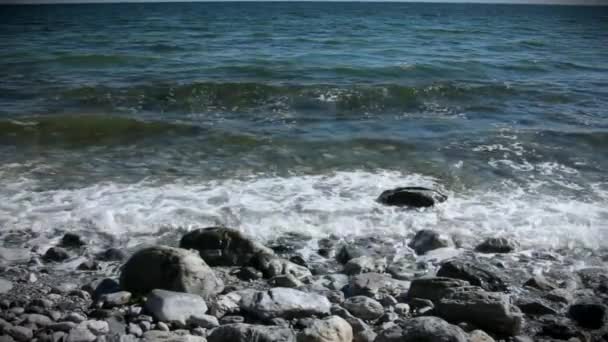 Olas rompiendo en la orilla del mar Egeo — Vídeos de Stock
