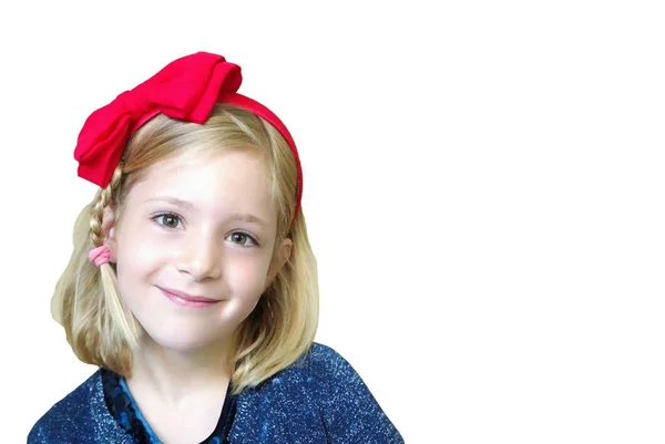 Retrato de una niña pequeña con un lazo rojo en la cabeza — Foto de Stock