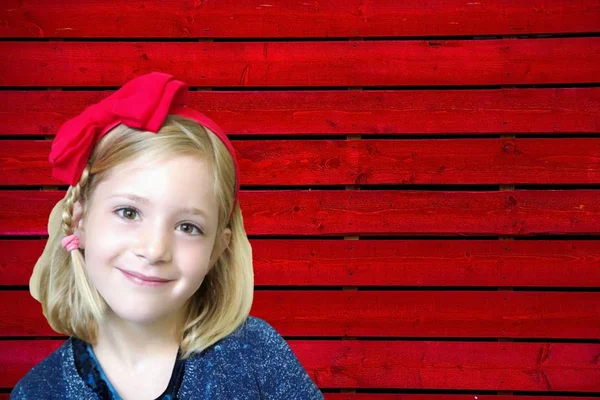 Πορτρέτο του ένα κοριτσάκι με κόκκινο φιόγκο στο κεφάλι του — Φωτογραφία Αρχείου