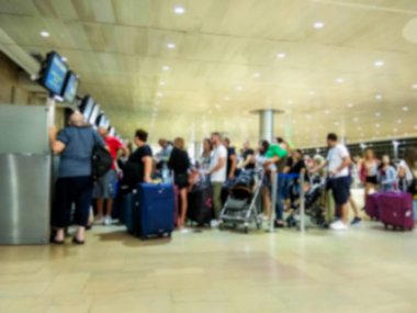 Uluslararası Havaalanına gidiş salonunda bölgedeki kontrol.