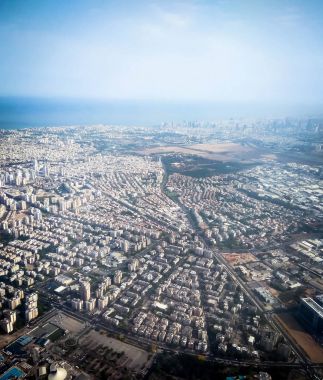 Havaalanı Ben Gurion 'dan gelen uçağın penceresinden Tel Aviv ve Akdeniz 'in görünümü