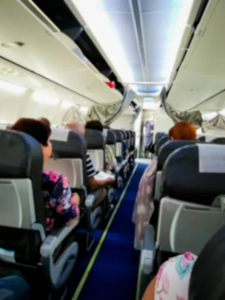 Interior del avión con pasajeros en asientos — Foto de Stock