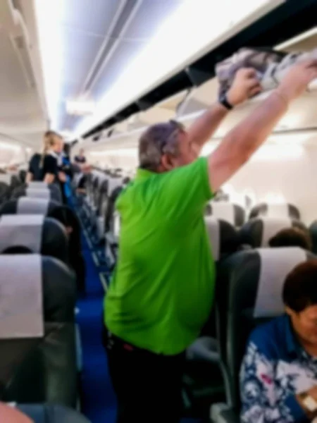 Interieur van het vliegtuig met passagiers op zitplaatsen — Stockfoto