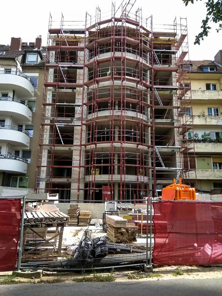 Construcción de un nuevo edificio en el sitio de la destrucción — Foto de Stock