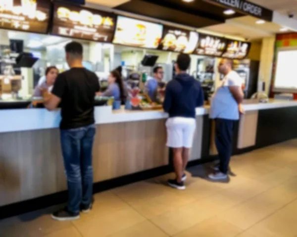 Blured pohled z interiéru typické fast food restaurace — Stock fotografie