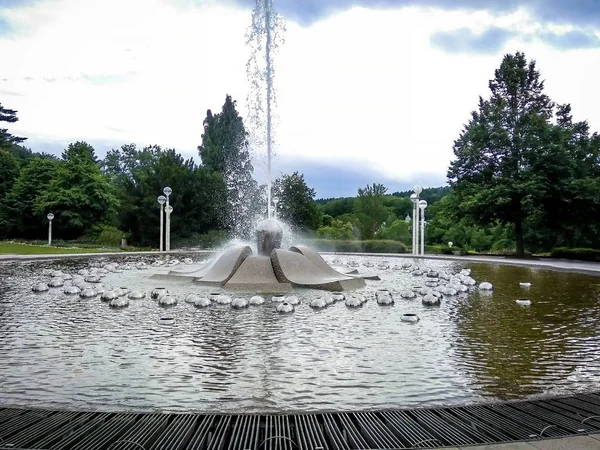 歌う噴水と並木道 - 小西ボヘミアのスパ町マリアーンスケー ・ ラーズニェ (カルロヴィ ・ ヴァリ) - チェコ — ストック写真