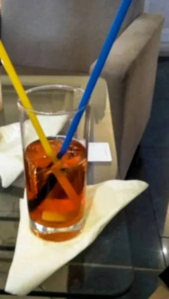 Cocktail alcoolisé avec glace, deux pailles en plastique — Photo