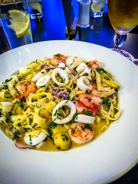 Healthy whole grain pasta with shrimps,calamari and herbs — Stock Photo, Image