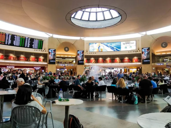 Turistas y pasajeros en la Terminal 3 del Aeropuerto Internacional Ben Gurion, Tel Aviv —  Fotos de Stock