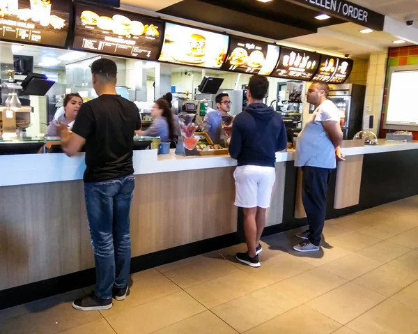Interiér restaurace McDonald 's. Haagský — Stock fotografie
