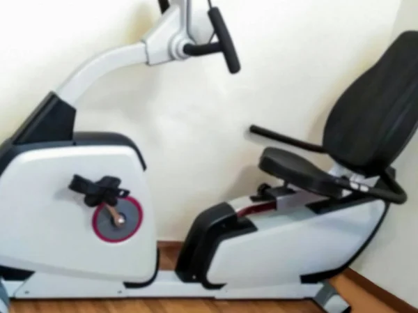 Электронный велотренажер для тренировки тела, здорового и активного — стоковое фото