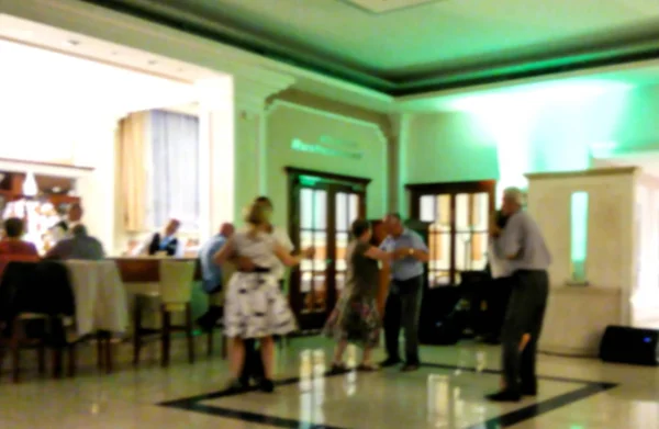 Vista despejada de los bailes nocturnos tradicionales en el vestíbulo del spa del resort — Foto de Stock