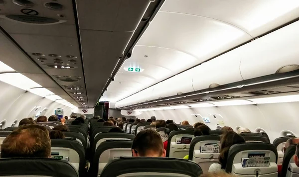 Praga, Repubblica Ceca - 30 luglio 2017: Interno di un moderno aereo commerciale con passeggeri sui sedili in attesa di decollare . — Foto Stock