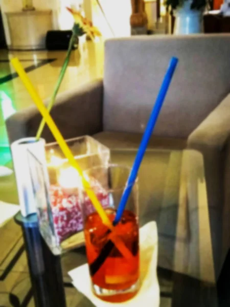 Cocktail alcoólico com gelo, duas palhinhas de plástico — Fotografia de Stock