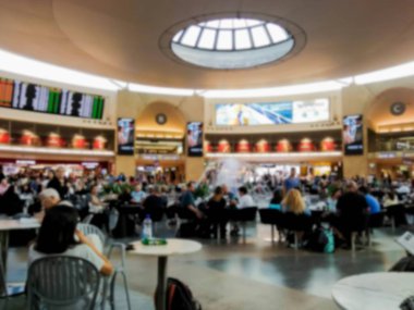 Uluslararası Havaalanı terminallerinden birinde turist ve yolcu kalkış salonu