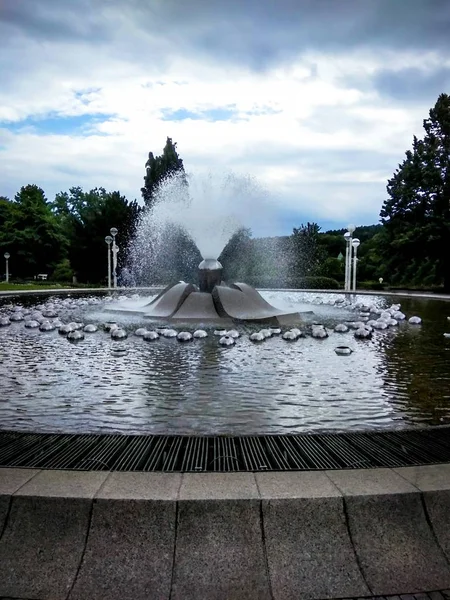 Fonte de canto e colunata - pequena cidade balneária da Boêmia Ocidental Marianske Lazne (Marienbad) - República Checa — Fotografia de Stock