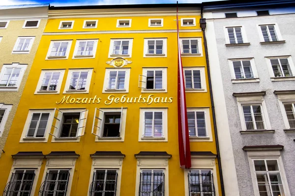 Lugar de nacimiento del famoso compositor Wolfgang Amadeus Mozart en Salzburgo, Austria — Foto de Stock