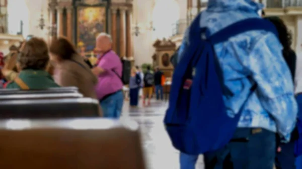 Grupo de turistas na catedral barroca de Salzburgo. Vista turva . — Fotografia de Stock