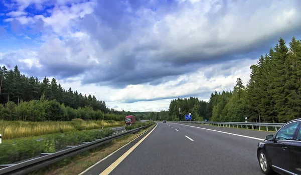 Ruch na austriackiej autostradzie numer 3 (Autobahn) w lecie Weeken — Zdjęcie stockowe