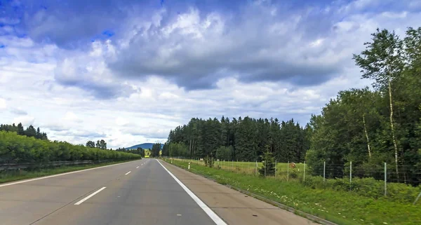 Движение на австрийском шоссе номер 3 (autobahn) в летний уикен — стоковое фото