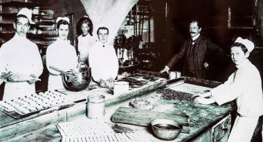 Üretim ünlü Avusturyalı tatlılar Mozart ayrıntılarını gösteren eski bir fotoğraf