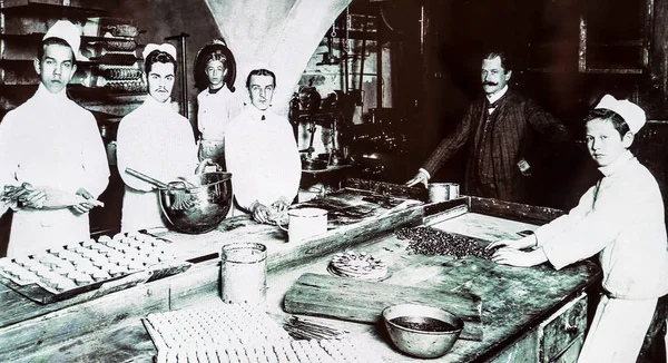 유명한 오스트리아 과자 모차르트의 생산의 세부 정보를 표시 하는 오래 된 사진 — 스톡 사진