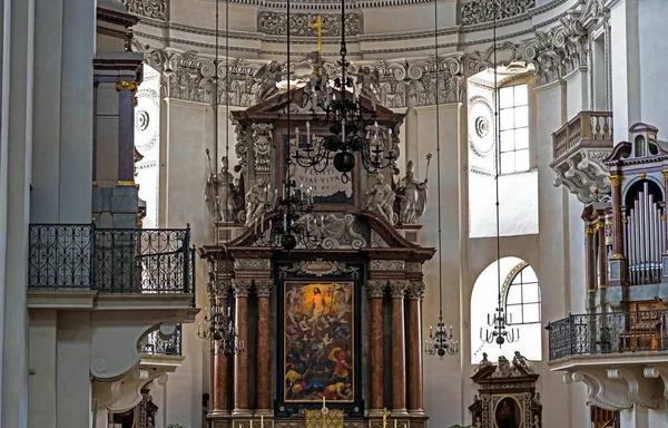 Interior de la catedral barroca de la Arquidiócesis Católica Romana. Salzburgo — Foto de Stock