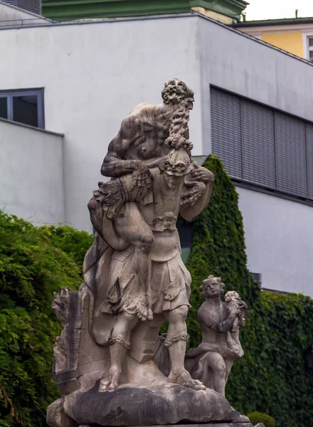 Estatua en el jardín de Mirabell cerca del castillo de Mirabell. Salzburgo. Austria — Foto de Stock