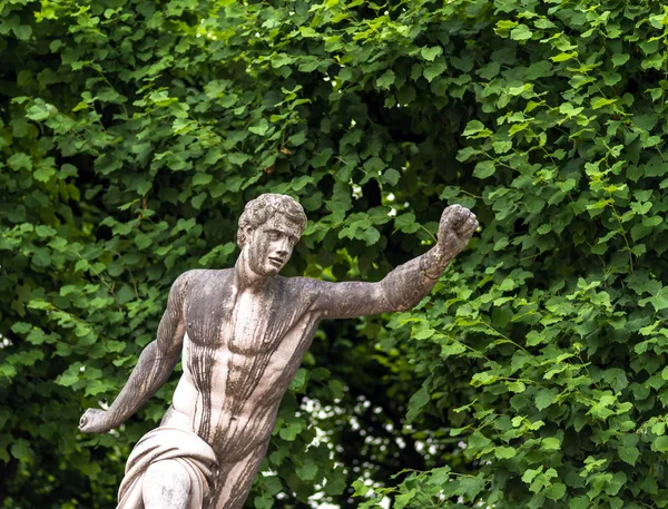 Статуя в саду Мирабель возле замка Мирабель. Зальцбург. Австрия — стоковое фото