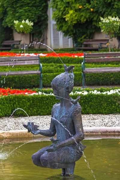 Estátua no jardim Mirabell perto do Castelo Mirabell. Salzburgo. Áustria — Fotografia de Stock