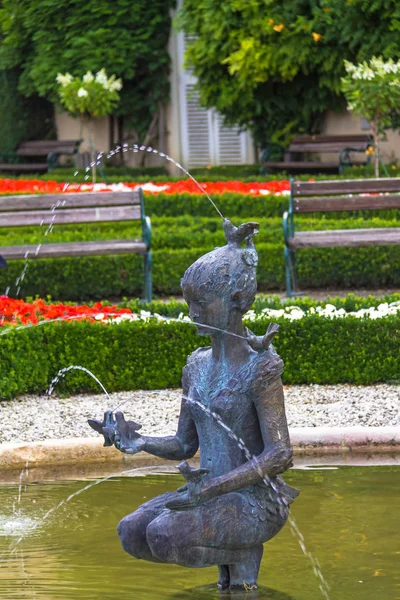 Estátua no jardim Mirabell perto do Castelo Mirabell. Salzburgo. Áustria — Fotografia de Stock
