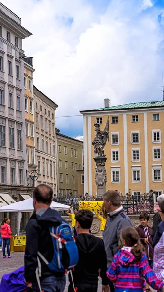 Grupa turystów w samym centrum miasta. Salzburg, Austria — Zdjęcie stockowe