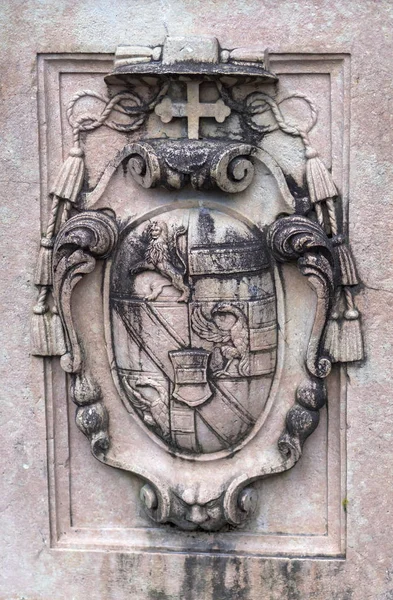 古老的纹章徽章在米拉贝尔花园的支柱之一。萨尔茨堡, 奥地利 — 图库照片