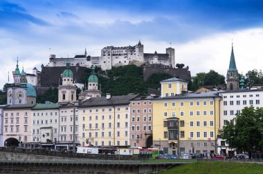 Tarihi merkezi ve Salzburg sokaklarında. Avusturya.