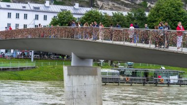 Aşk kilitleri Makartsteg Köprüsü'nde partnerliğindeki Nehri Salzburg, Avusturya