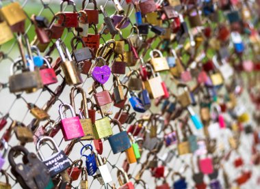 Aşk kilitleri Makartsteg Köprüsü'nde partnerliğindeki Nehri Salzburg, Avusturya