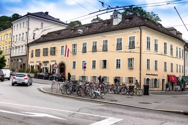 Mozart Wohnhaus" residential house of the famous composer Wolfgang Amadeus Mozart in Salzburg, Austria. — Stock Photo, Image