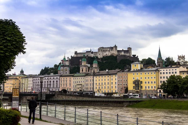 Historiska centrum och gatorna i Salzburg. Österrike. — Stockfoto