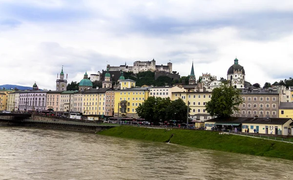 Historiska centrum och gatorna i Salzburg. Österrike. — Stockfoto