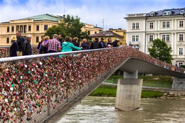 Aşk kilitleri Makartsteg Köprüsü'nde partnerliğindeki Nehri Salzburg, Avusturya