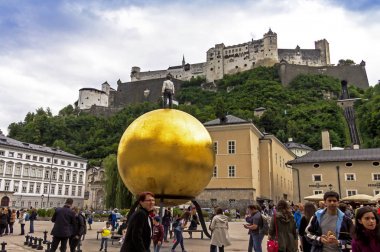 Stephan Balkenhol - olan Sphaera, Salzburg, Avusturya (Chaptr kare) Kapitelplatz üzerinde bir Altın Küre üzerinde bir adam heykeli