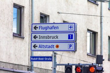 Oklar ve Innsbruck, Havaalanı ve Old Town yönünde 1 Karayolları için çıkış işareti ile trafik ışık