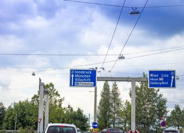 Innsbruck, Munich, Münih, Villach, Freilassing, Wien, Linz, Messe, Viyana yönde 1 ve 10 Karayolları Trafik işaretleri