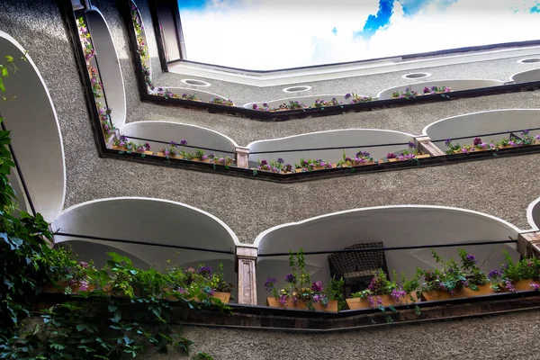 Patio in the old Salzburg building with galleries and flowers — Stock Photo, Image