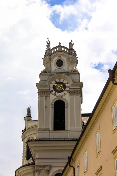 Собор церкви (Kollegienkirche), один з найбільш важливих і красиві барокової архітектури в Зальцбурзі — стокове фото