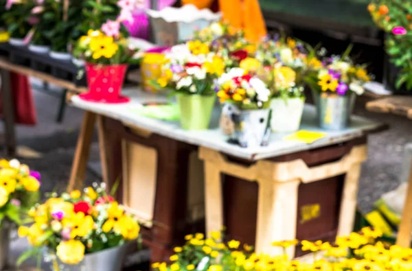 Vista turva da loja de flores ao ar livre no mercado da cidade pequena — Fotografia de Stock